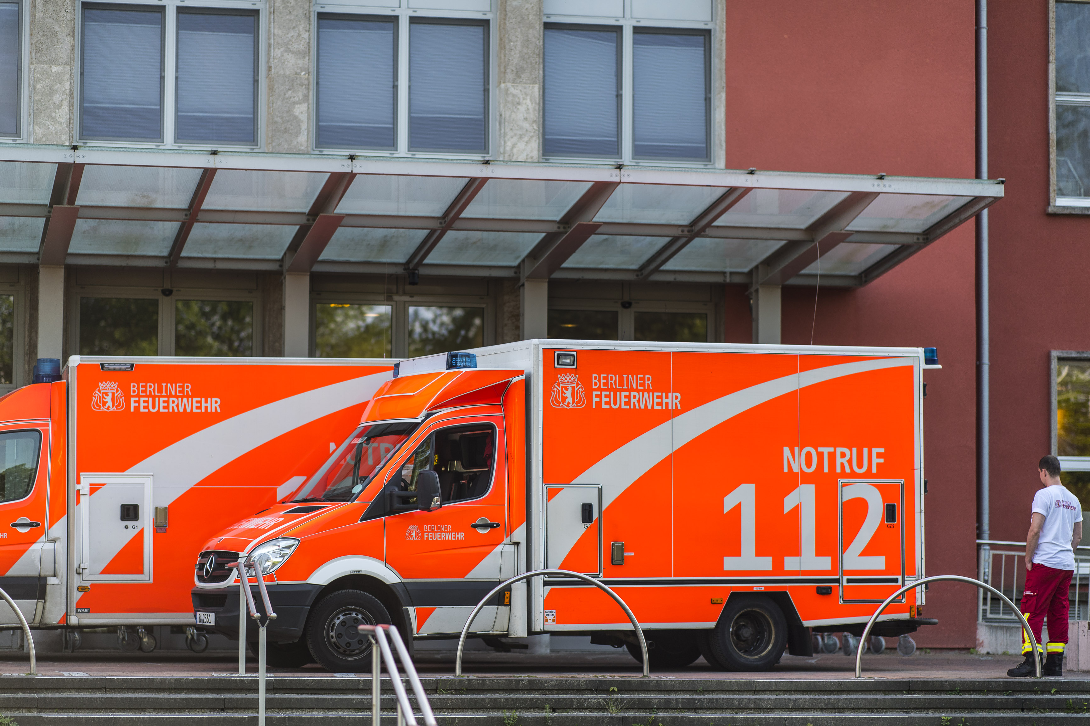 Zwei Krankenwagen vor dem Eingangsportal des GKH.