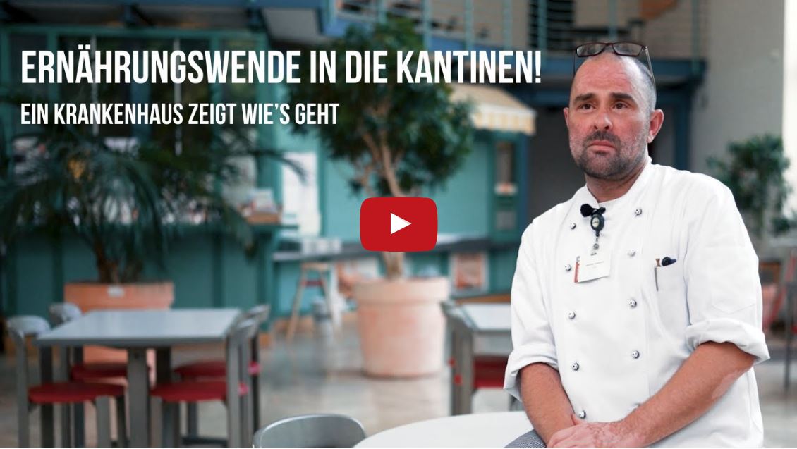 Startbild des Videos: Ein Koch sitzt da und erzählt etwas.